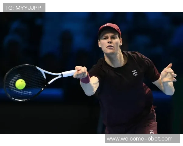 意大利国家队主帅斯帕莱蒂现场观赛ATP总决赛与冠军辛纳亲密合影